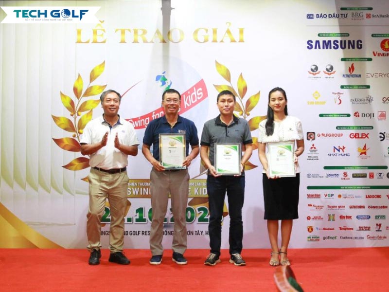 Đại diện Techgolf cùng các nhà tài trợ Hole In One của giải Swing for the Kids