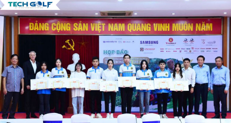 BTC giải Swing for the Kids trao tặng học bổng cho các em học sinh có hoàn cảnh khó khăn