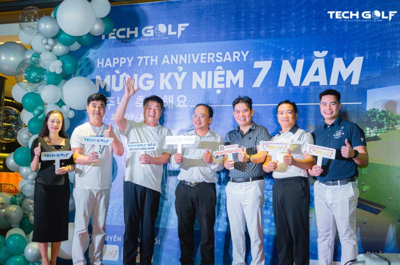 Đại diện thương hiệu Okongolf cùng Ban lãnh đạo Techgolf trong tiệc tri ân