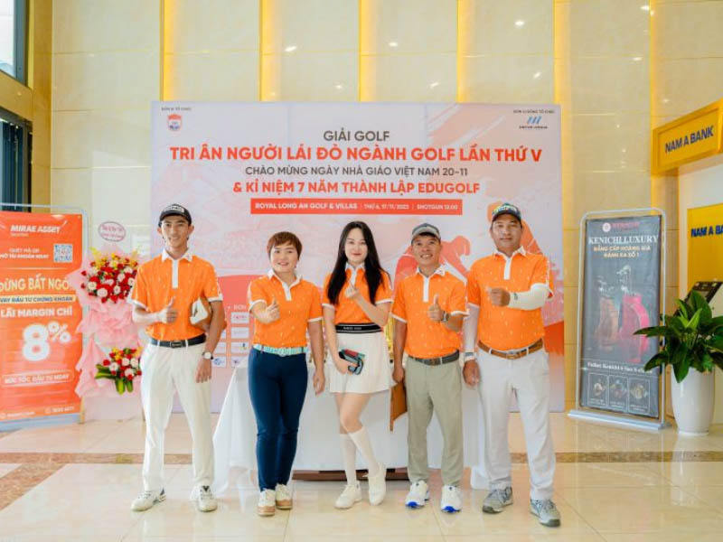 Các huấn luyện viên check-in trước thềm giải đấu