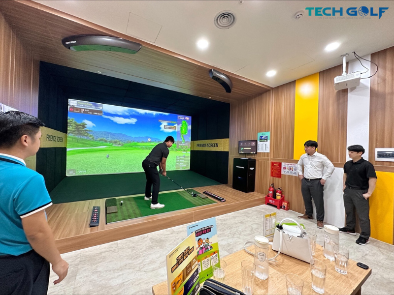 Giám đốc Nguyễn Tuấn Anh của Techgolf trải nghiệm phần mềm Kakao VX