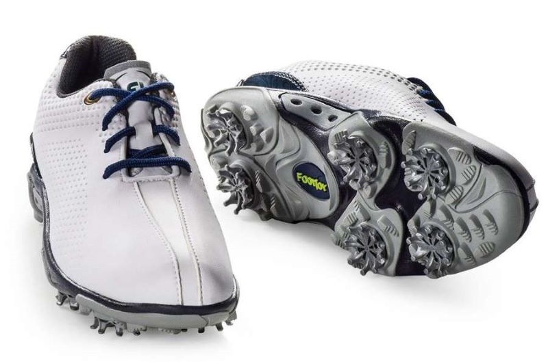 Giày golf có màu sắc tươi sáng, bắt mắt