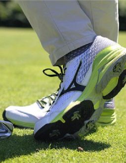 Giày đánh golf của hãng Mizuno với thiết kế hiện đại, đẹp mắt