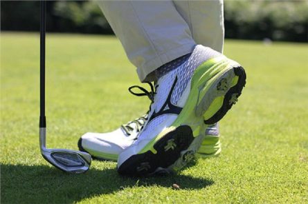 Giày đánh golf của hãng Mizuno với thiết kế hiện đại, đẹp mắt