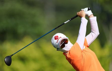 Khẩu trang đánh gôn được xem là phụ kiện golf quan trọng với mỗi golfer khi ra sân