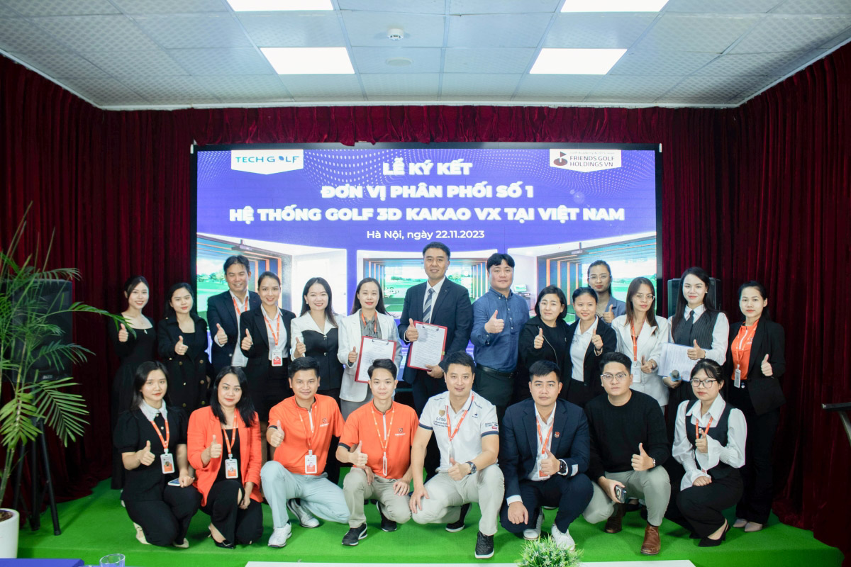 Toàn thể CBNV và đại diện Techgolf thể hiện tinh thần hợp tác bền chặt cuối buổi lễ ký kết