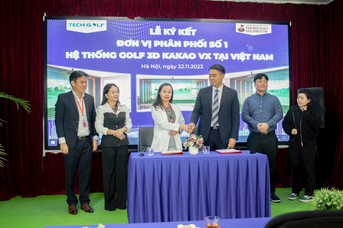 Cú bắt tay hợp tác giữa Tổng Giám Đốc Techgolf và đại diện Tập đoàn Friends Golf Holdings