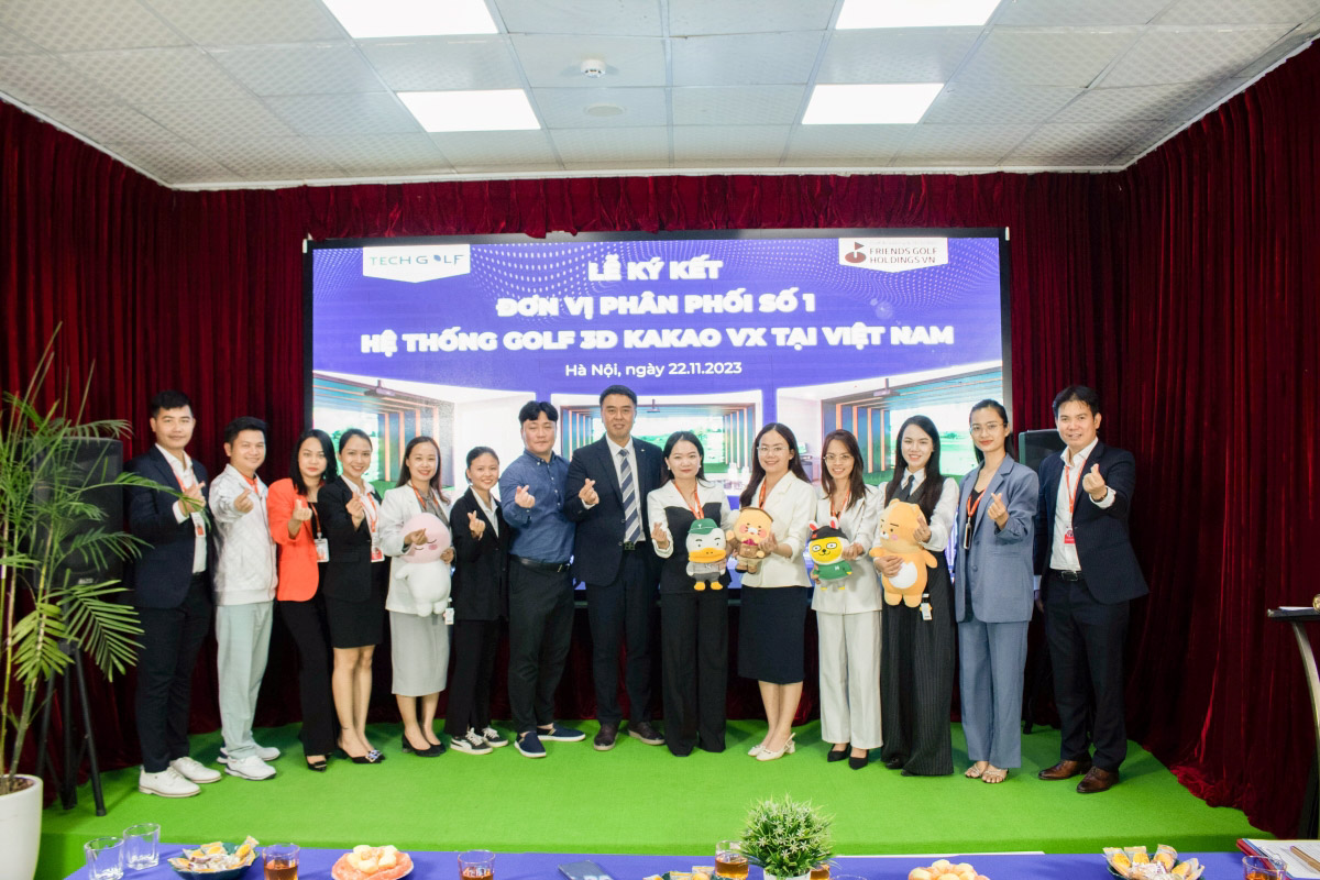 Đại diện Friends Golf Holdings tặng những món quà đặc trưng của Kakao VX cho đại diện Techgolf