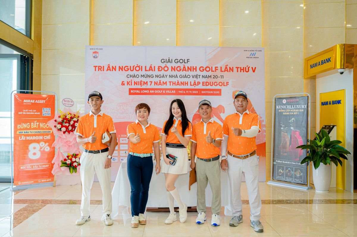 Các HLV và golfer check-in trước thềm giải golf