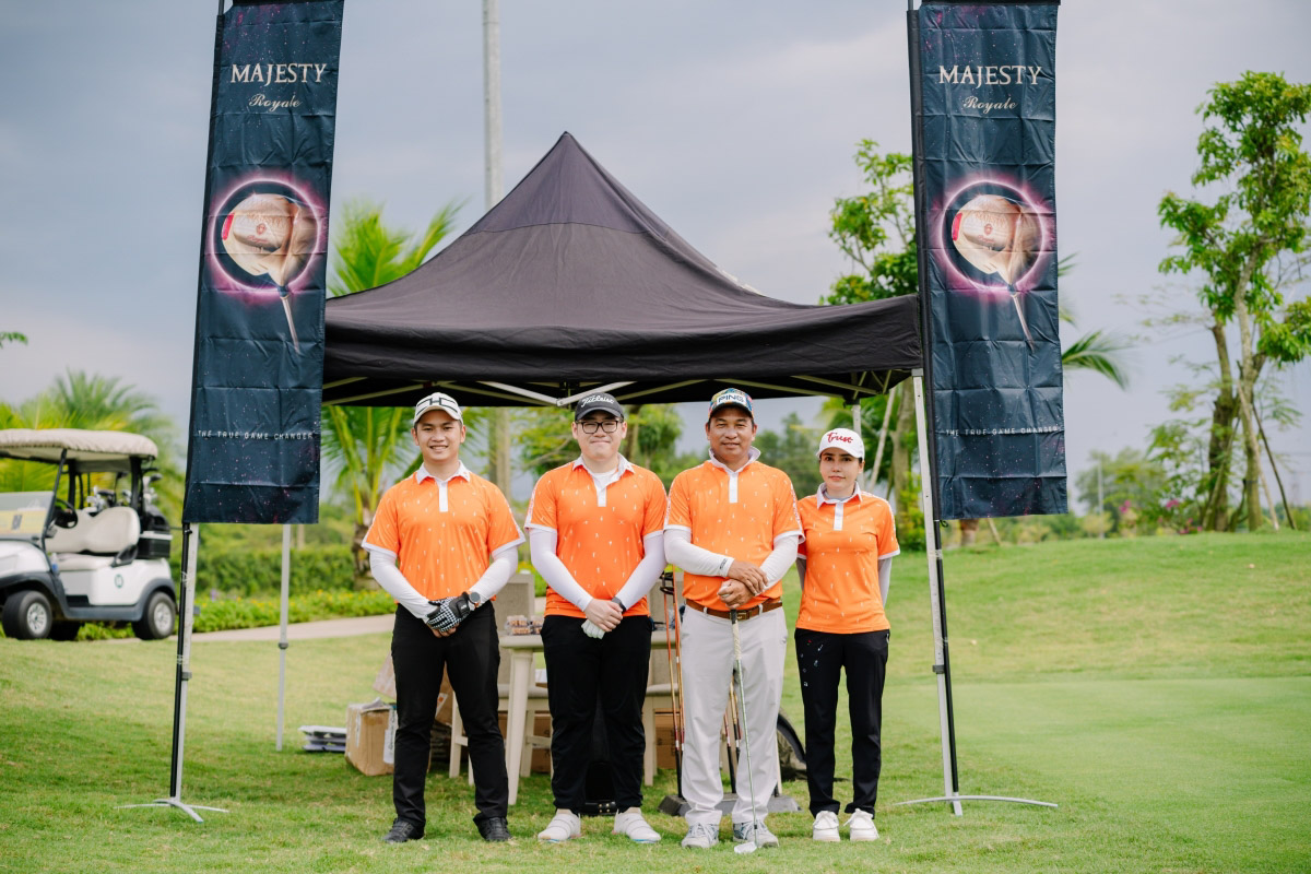 Golfer tham gia mini game tại hố 9 với bộ gậy Majesty