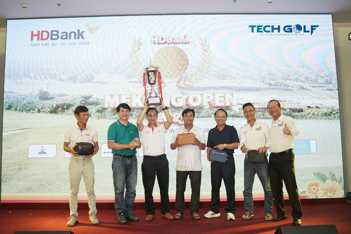 Chúc mừng golfer xuất sắc đạt được cúp Best Gross của giải đấu