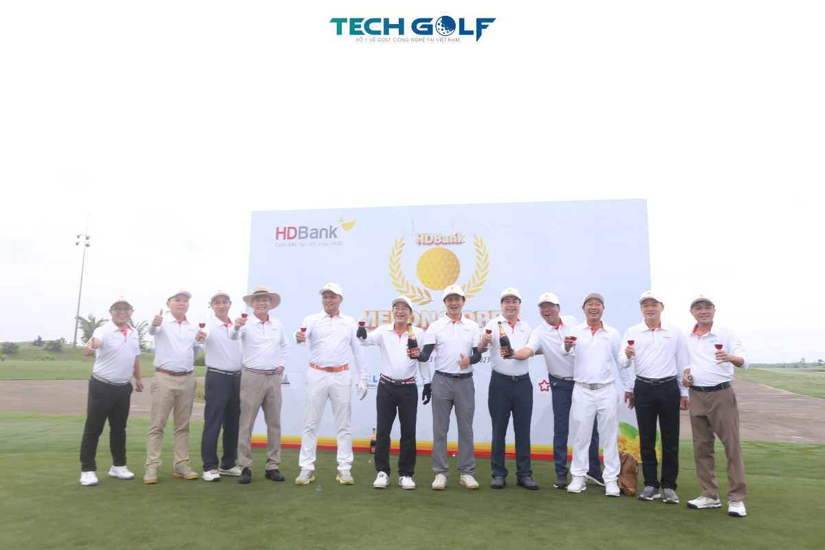 Các golfer nâng ly khai mạc giải đấu HDBank Mekong Open 2023