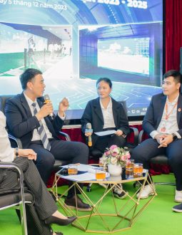 Giám đốc Nguyễn Tuấn Anh và chuyên gia phân tích thế mạnh của phần mềm Kakao VX