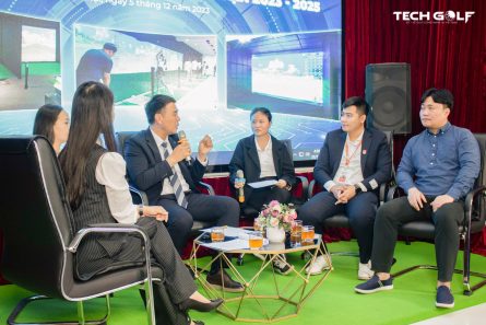 Giám đốc Nguyễn Tuấn Anh và chuyên gia phân tích thế mạnh của phần mềm Kakao VX