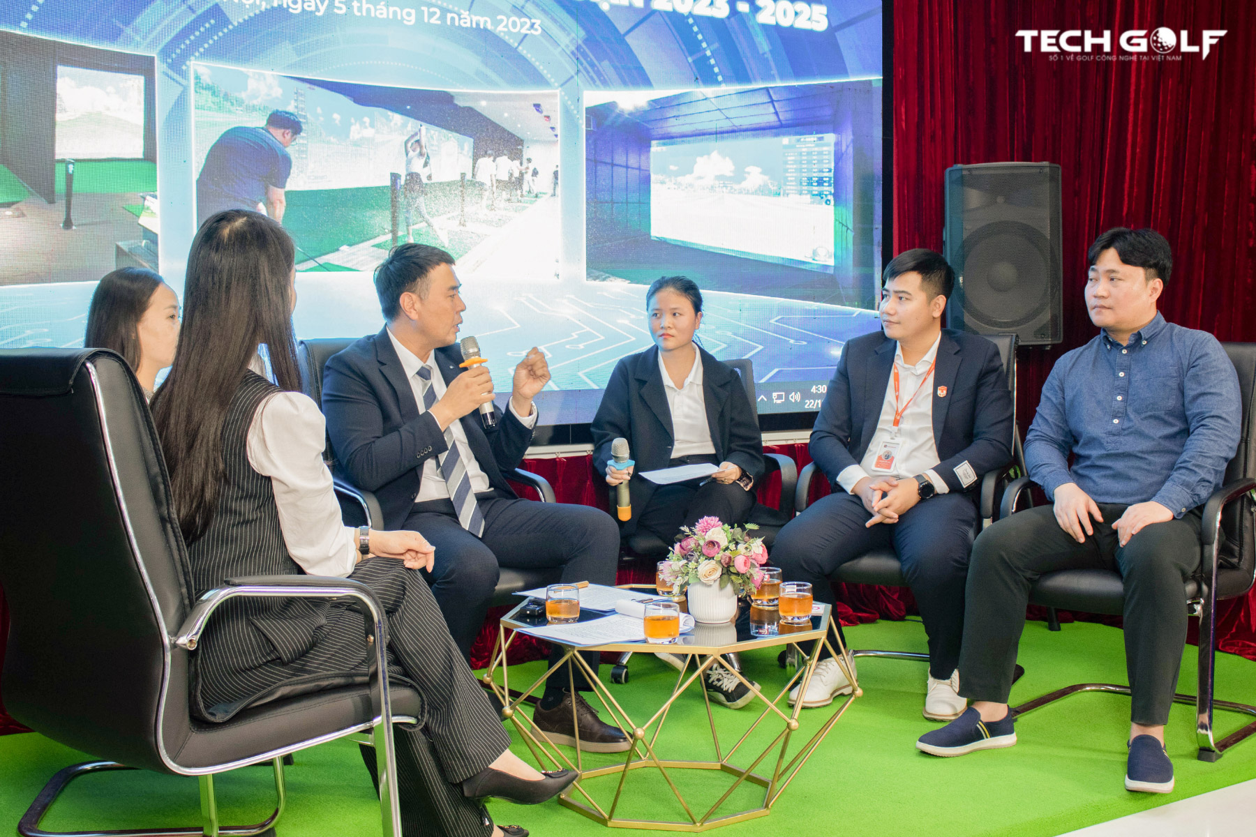 Giám đốc Nguyễn Tuấn Anh và chuyên gia phân tích thế mạnh của phần mềm Kakao VX