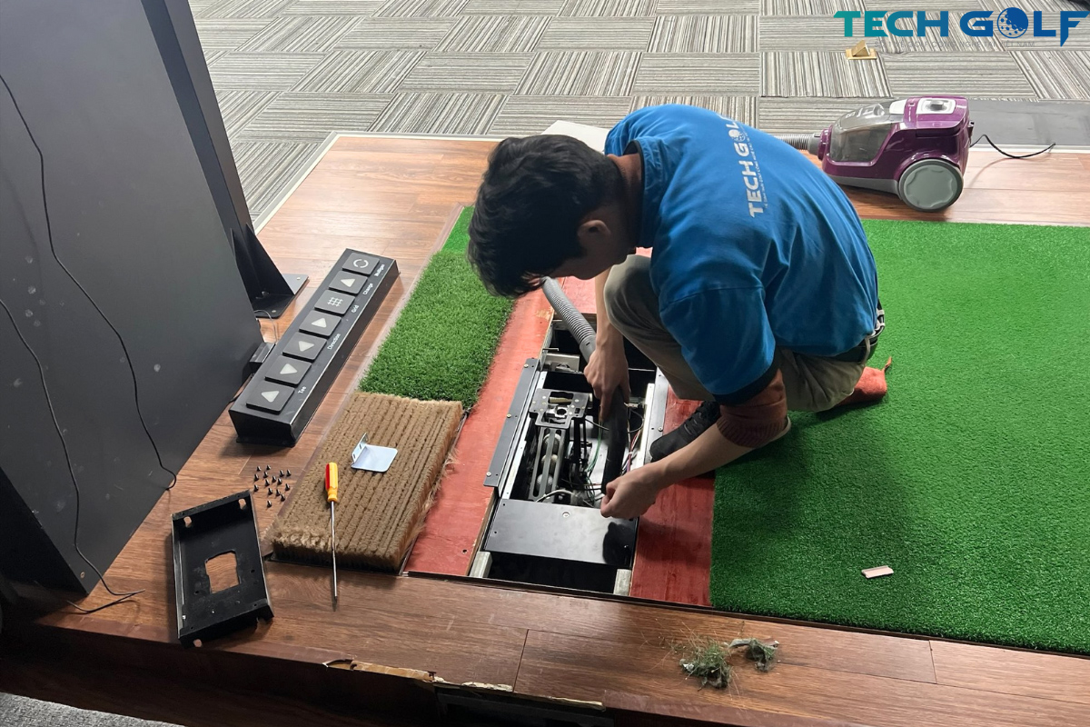 Chuyên viên kỹ thuật của Techgolf miệt mài vệ sinh auto tee cho khách hàng dù đã gần 9 giờ tối