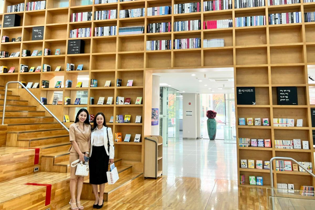 Chủ tịch HĐQT và TGĐ Techgolf tham quan thư viện tại Đại học Hoseo