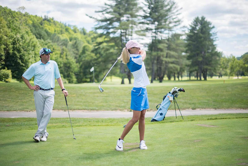 Huấn luyện viên tập trung khắc phục các lỗi sai của golfer