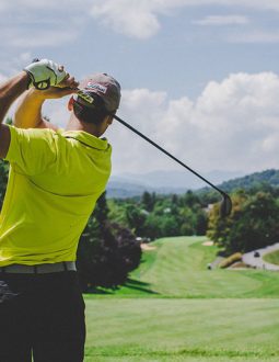 Tư thế follow through tiêu chuẩn khi học swing golf