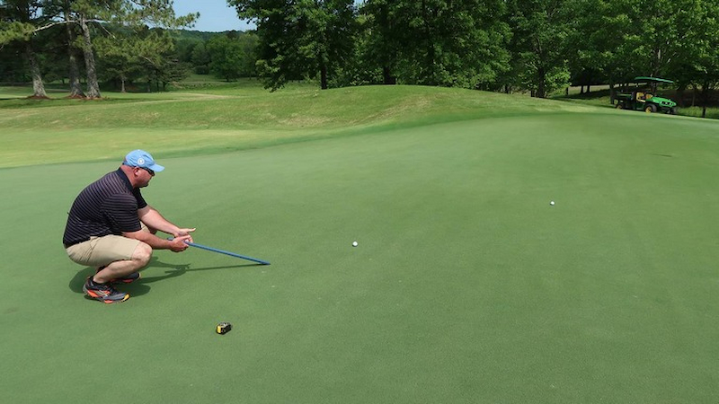 Green trên sân golf có thể dùng cỏ tự nhiên hoặc cỏ nhân tạo mịn