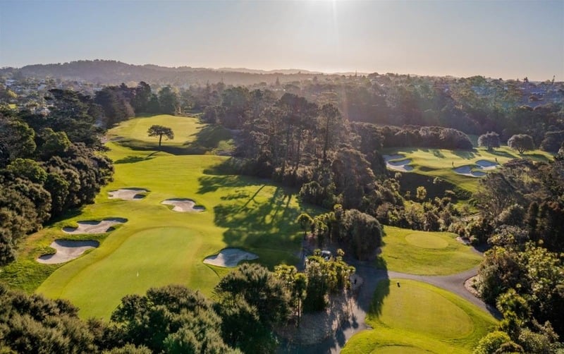 Thiết kế sân golf 18 lỗ tiêu chuẩn cần có khả khu chơi golf và tiện ích