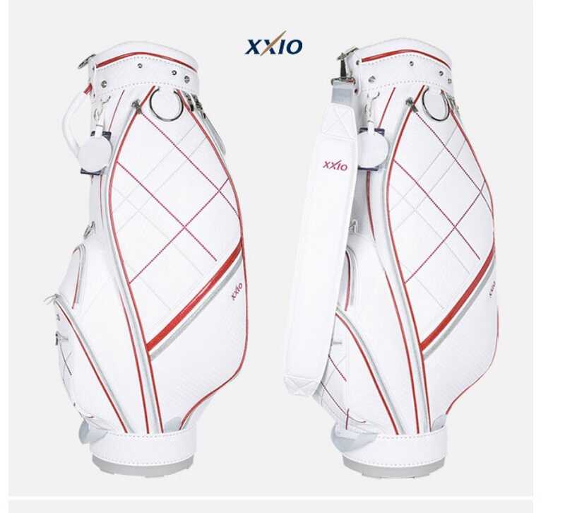 Túi được trang trí với họa tiết các đường gân nhỏ độc đáo