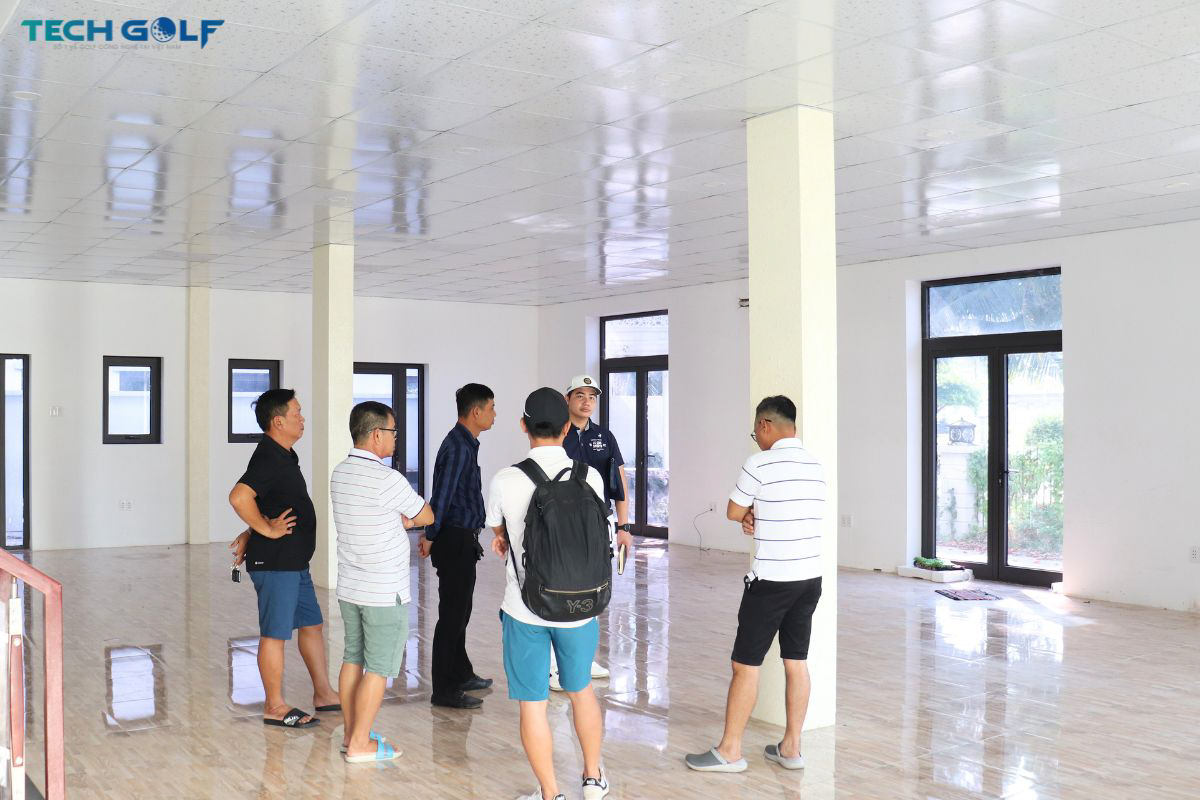 Giám đốc Nguyễn Tuấn Anh trực tiếp trao đổi với anh Mẫn phương án thi công phòng golf 3D kết hợp cà phê