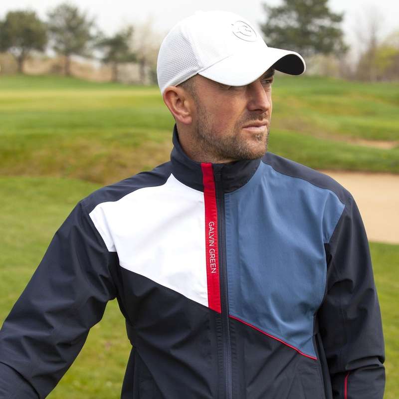 Mỗi chi tiết của áo đều phải được làm tỉ mỉ để đảm bảo độ chống gió, chống nước