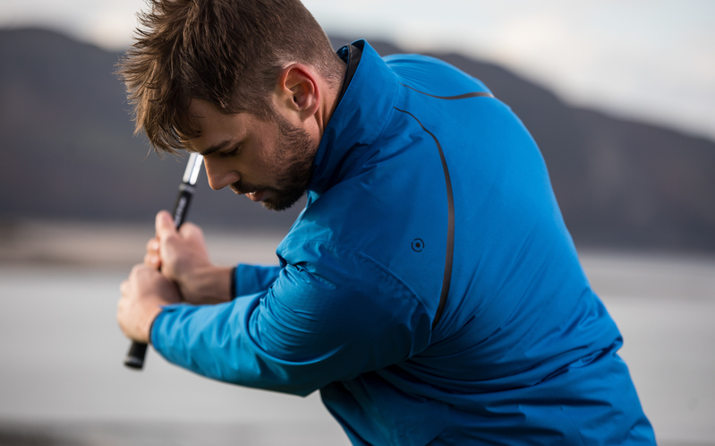 Ping nổi tiếng với những chiếc áo đi mưa siêu nhẹ