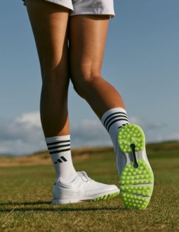 Giày golf nữ Adidas sử dụng những tông màu nổi bật, bắt mắt