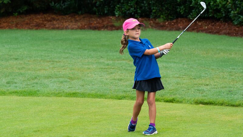 Đi đôi giày đúng sở thích sẽ giúp bé chơi golf hứng khởi hơn