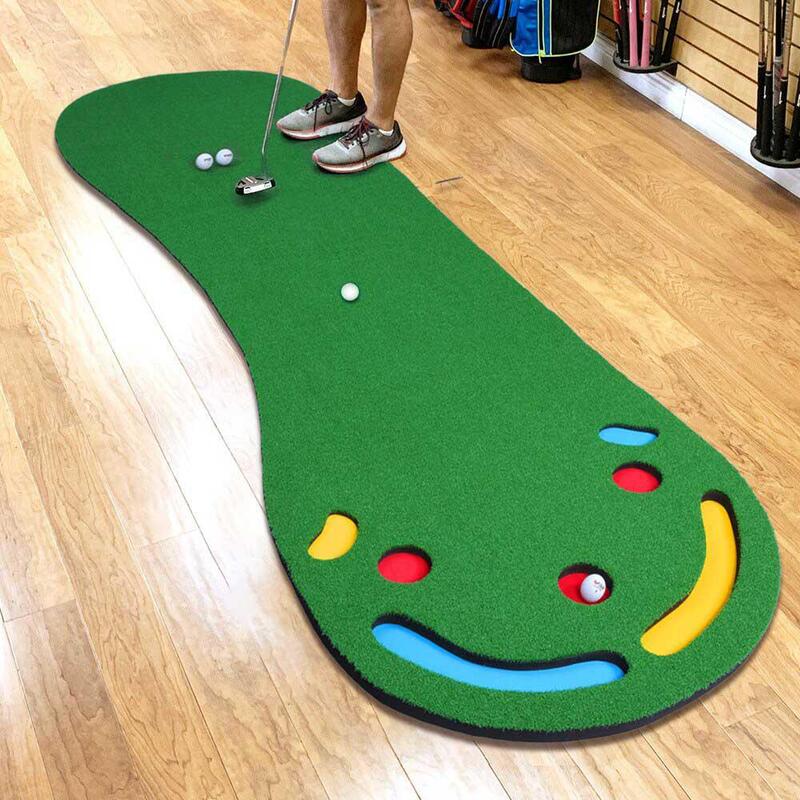 Thảm tập putter golf với các lỗ golf để golfer tập nhắm mục tiêu