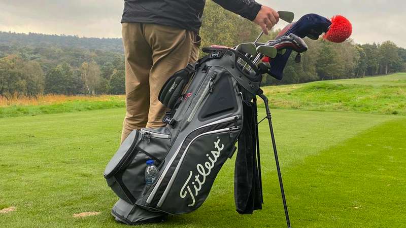 Titleist Hybrid 14 Stand Bag phù hợp để mang theo trong những chuyến đi chơi xa
