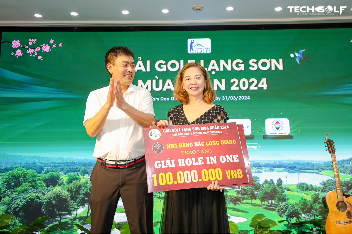 Cùng tiền mặt trị giá 100 triệu từ sân golf Tam Đảo