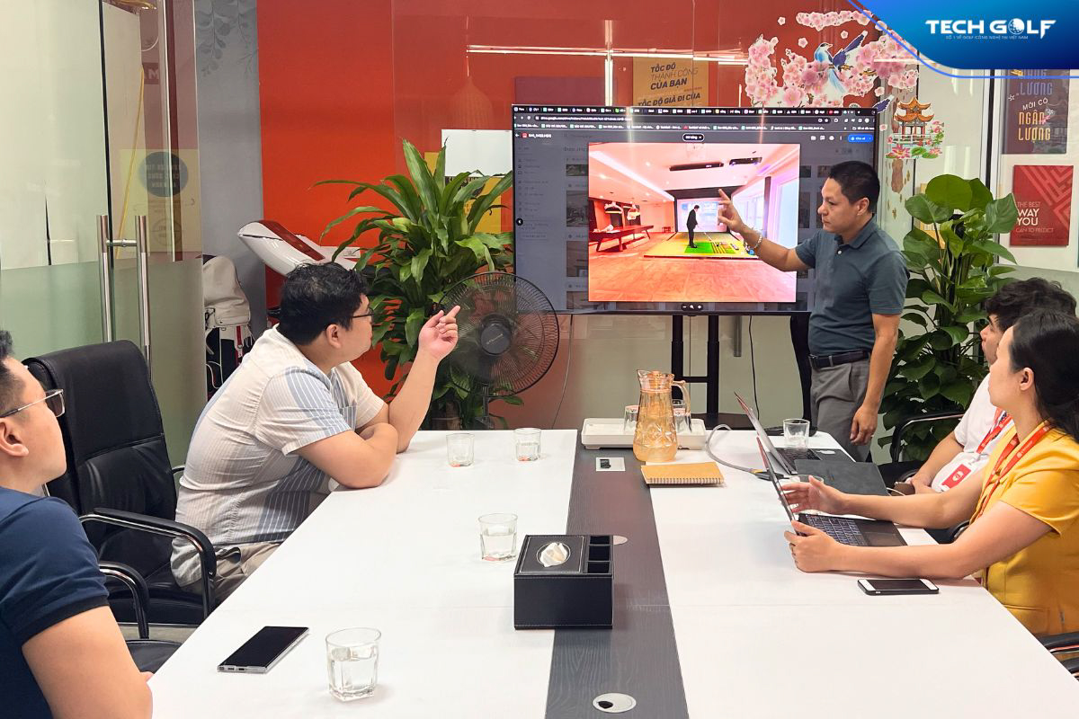Đại diện Công ty CP Đầu tư Hoàng Đạo (Zodiac Investment Corporation) chia sẻ về tầm quan trọng của thiết bị trình chiếu khi chơi golf 3D