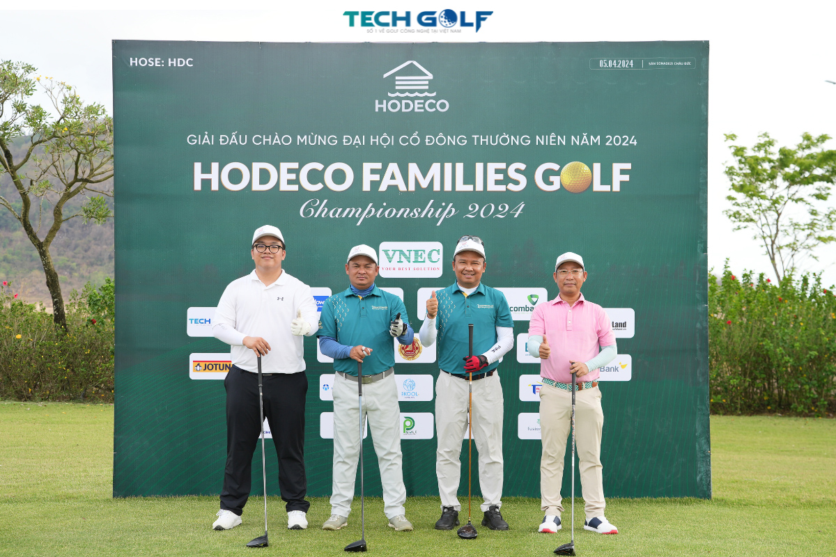 Các golfer hào hứng trước giờ tee-time của giải golf