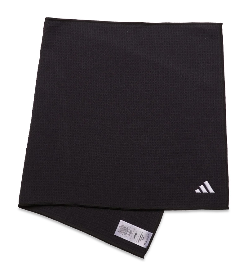 Khăn của Adidas khá basic, phù hợp với mọi phong cách