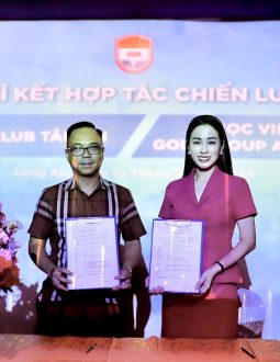Đại diện Techgolf Tân An ký kết hợp tác với học viện golf GGA