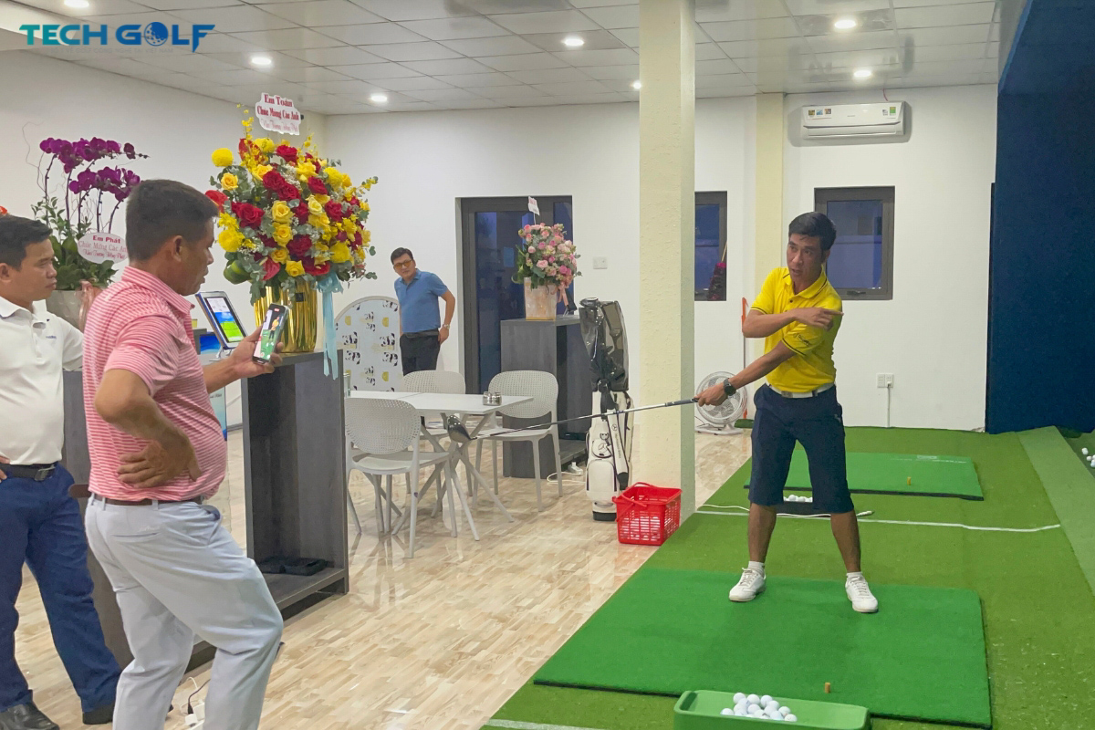HLV Bùi Hoành (Học viện GGA) hướng dẫn kỹ thuật cho các golfer trong ngày khai trương